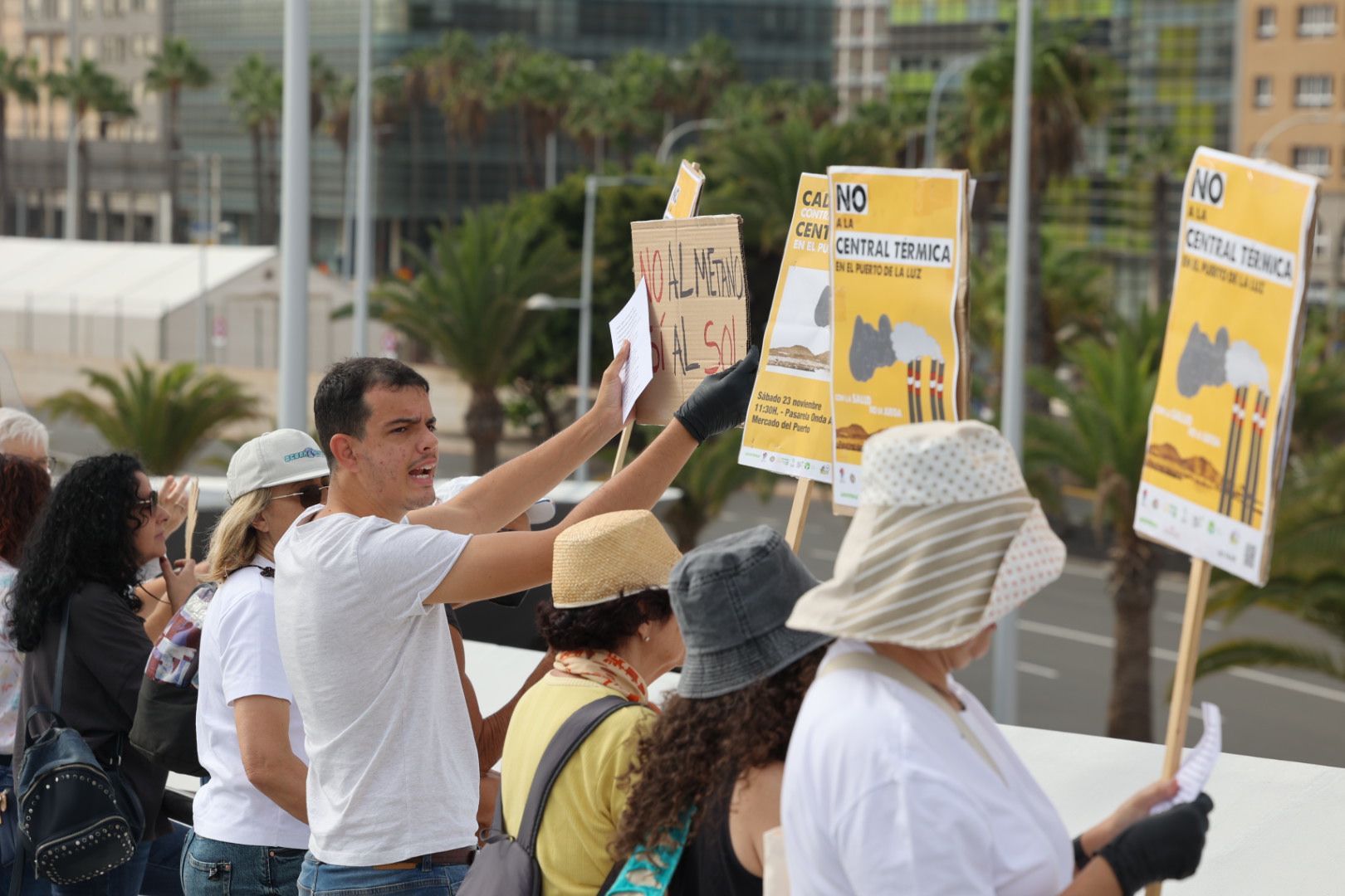 Las imágenes de la protesta contra la planta de gas en el Puerto de Las Palmas