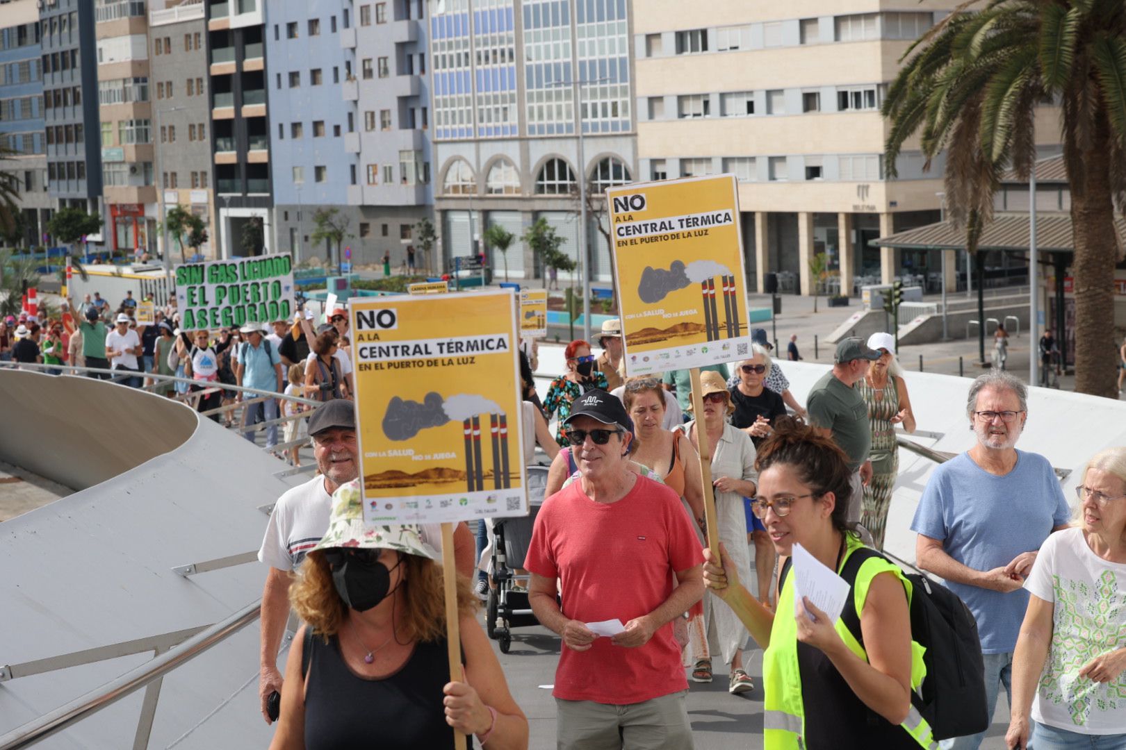 Las imágenes de la protesta contra la planta de gas en el Puerto de Las Palmas