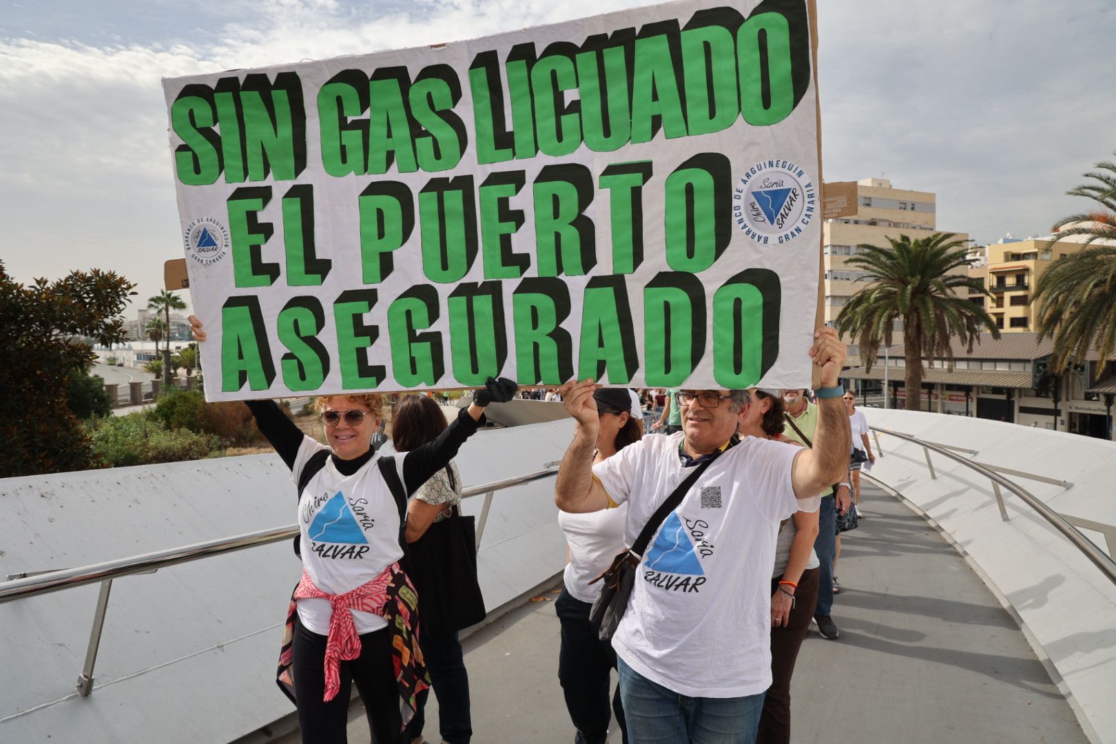 Las imágenes de la protesta contra la planta de gas en el Puerto de Las Palmas