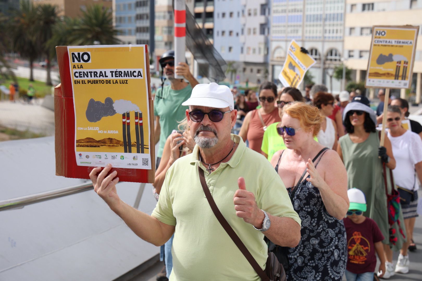 Las imágenes de la protesta contra la planta de gas en el Puerto de Las Palmas