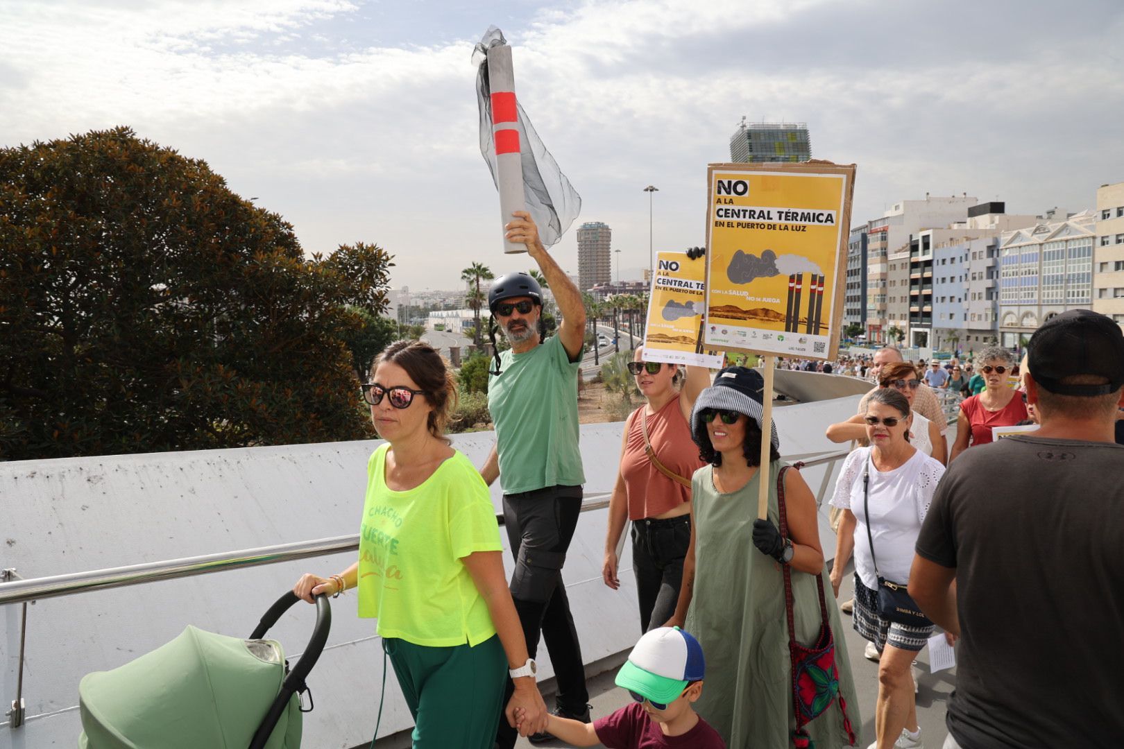 Las imágenes de la protesta contra la planta de gas en el Puerto de Las Palmas