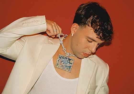 Quevedo, junto a su colgante de la Noche Estrellada de Vicent van Gogh.