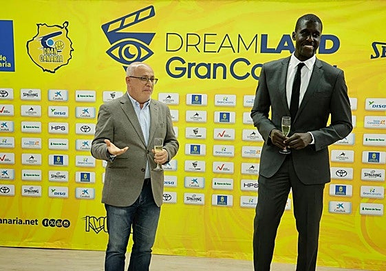 Antonio Morales y Sitapha Savané brindaron por un exitoso 2025 este lunes.