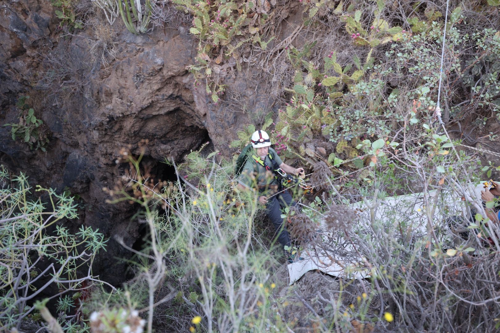 Quinto descenso para la intervención arqueológica en la Sima de Jinámar