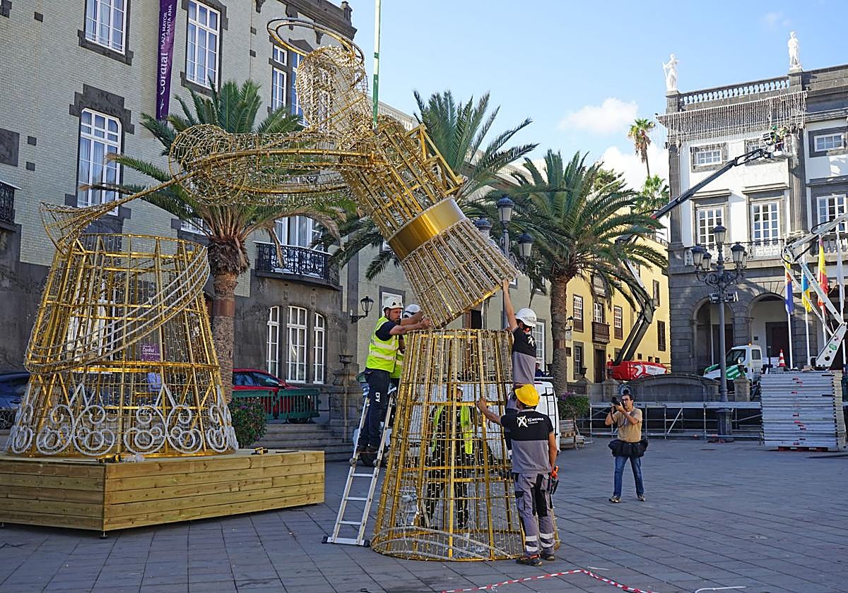 Montaje de uno de los ángeles gigantes que lucirán en la Navidad de Las Palmas de Gran Canaria de este año.