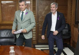 El presidente del Gobierno, Fernando Clavijo (d), y el vicepresidente, Manuel Domínguez.