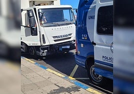 Imagen del camión parado en una parada de guaguas.