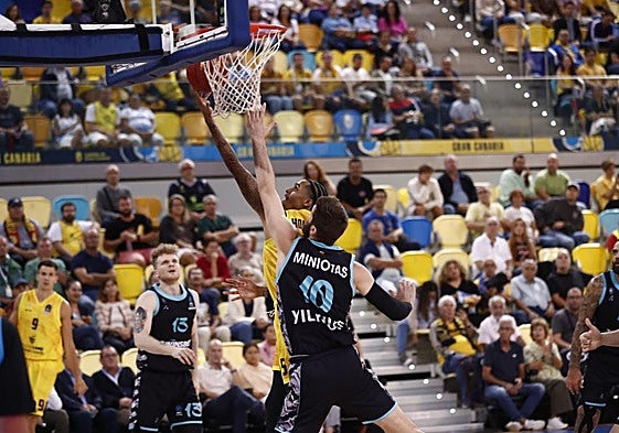El exterior norteamerciano del Dreamland Gran Canaria, Caleb Homesley, anota en el choque europeo contra el Wolves Vilnius lituano.