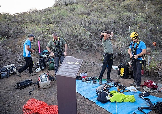 Preparativos para el descenso de los arqueólogos a la Sima de Jinámar.