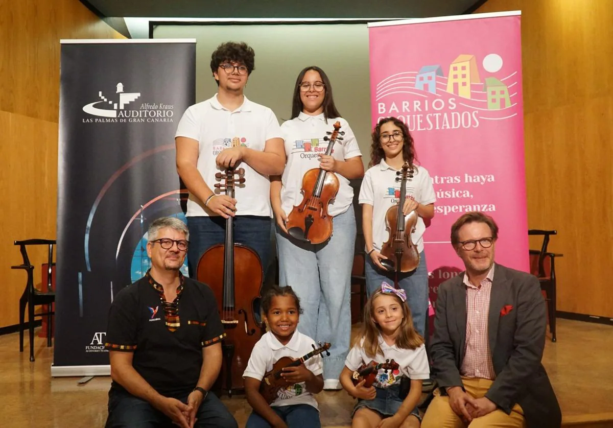 Las niñas y niños de Barrios Orquestados junto a Jose Brito y Tilman Kuttenkeuler.