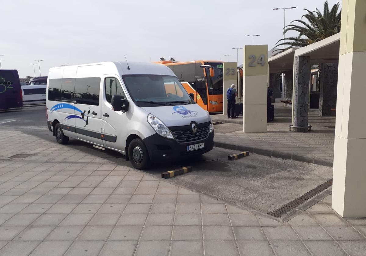 Las empresas de guaguas piden mantener la gratuidad del aparcamiento del aeropuerto