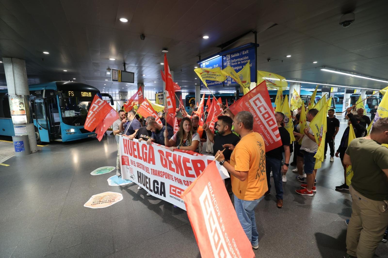 La huelga de transportes de la capital grancanaria, en imágenes