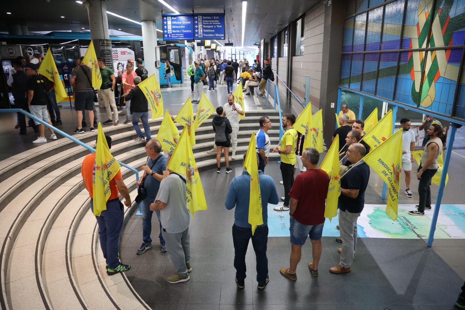 La huelga de transportes de la capital grancanaria, en imágenes