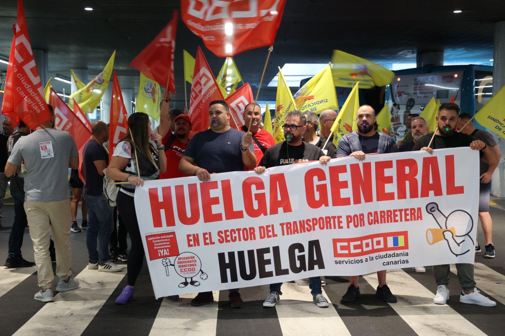 La huelga de transportes de la capital grancanaria, en imágenes