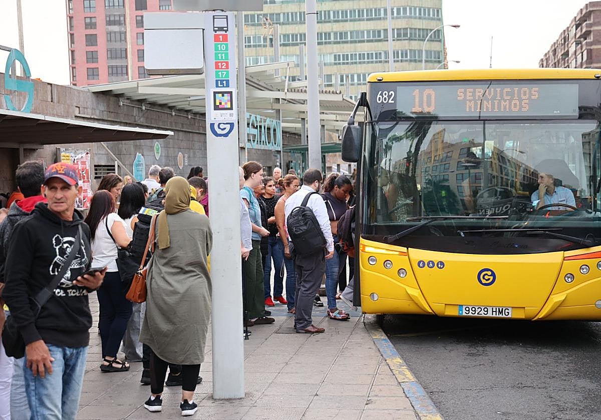La huelga de transportes de la capital grancanaria, en imágenes