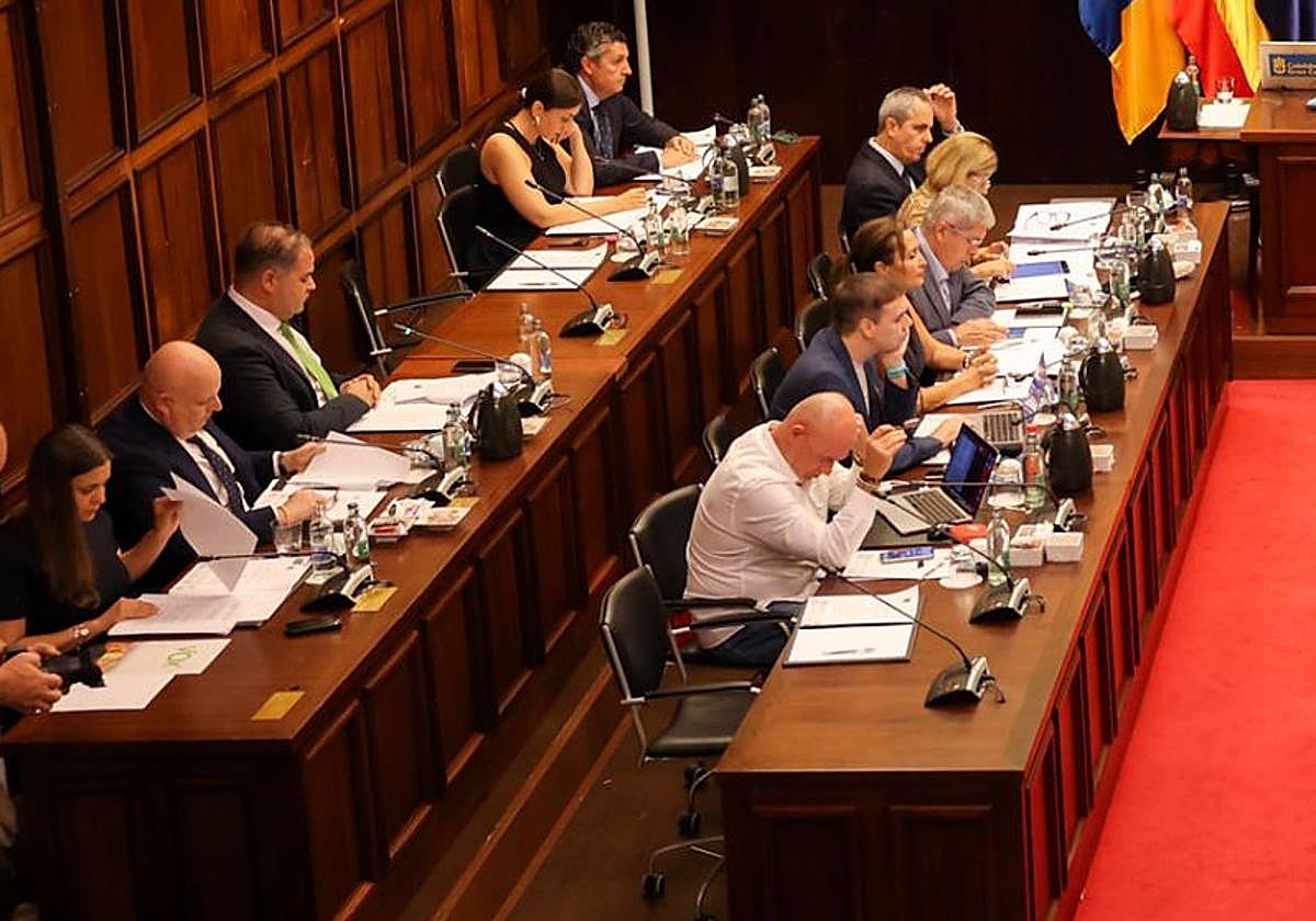 Consejeros de los grupos políticos de la oposición en el último pleno del Cabildo.