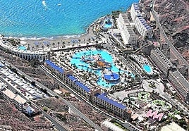 Vista aérea de la playa de Taurito y de sus instalaciones hoteleras.