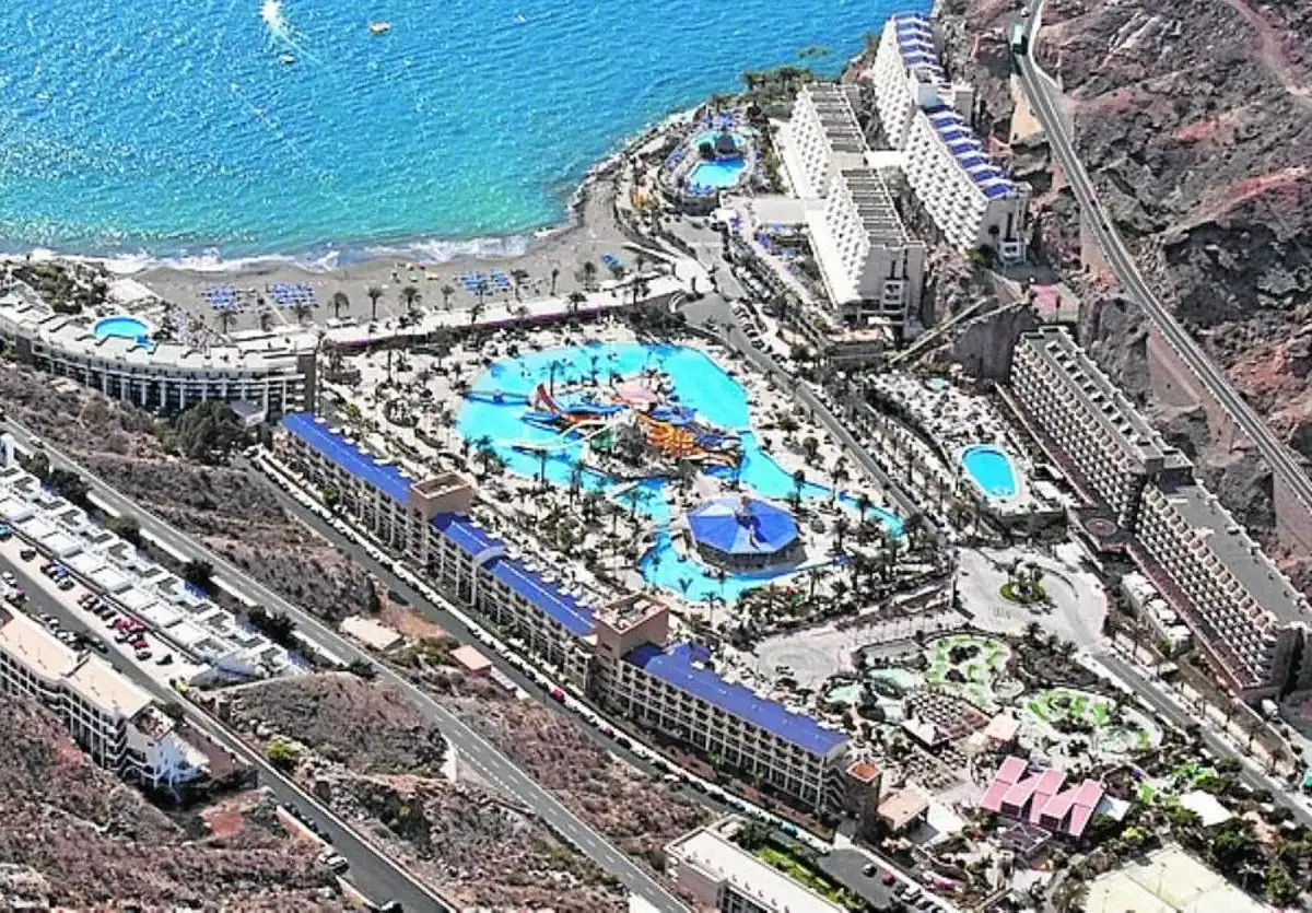 Vista aérea de la playa de Taurito y de sus instalaciones hoteleras.