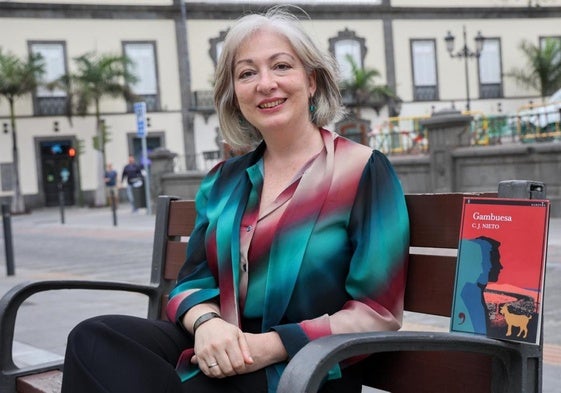 La escritora canaria Carmen J. Nieto, junto a un ejemplar de 'Gambuesa'.