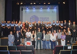 Foto de familia de los cargos públicos municipales junto a los agentes y los vecinos homenajeados.