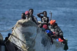 Imagen del primer cayuco rescatado este sábado, que fue localizado a 10 millas al sur de El Hierro y llevaba a bordo a 57 personas.