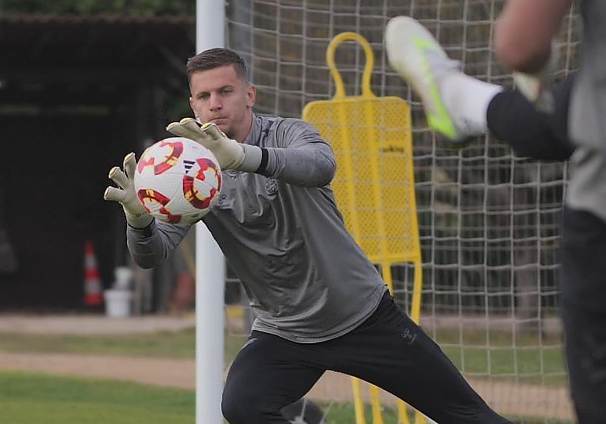 El meta croata, Dinko Horkas, durante el entrenamiento de este lunes en Barcelona.