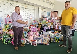 El alcalde Matías Peñas y el edil de Deportes, Samuel Torres, con los juguetes donados en el Torneo de Golf de El Castillo.