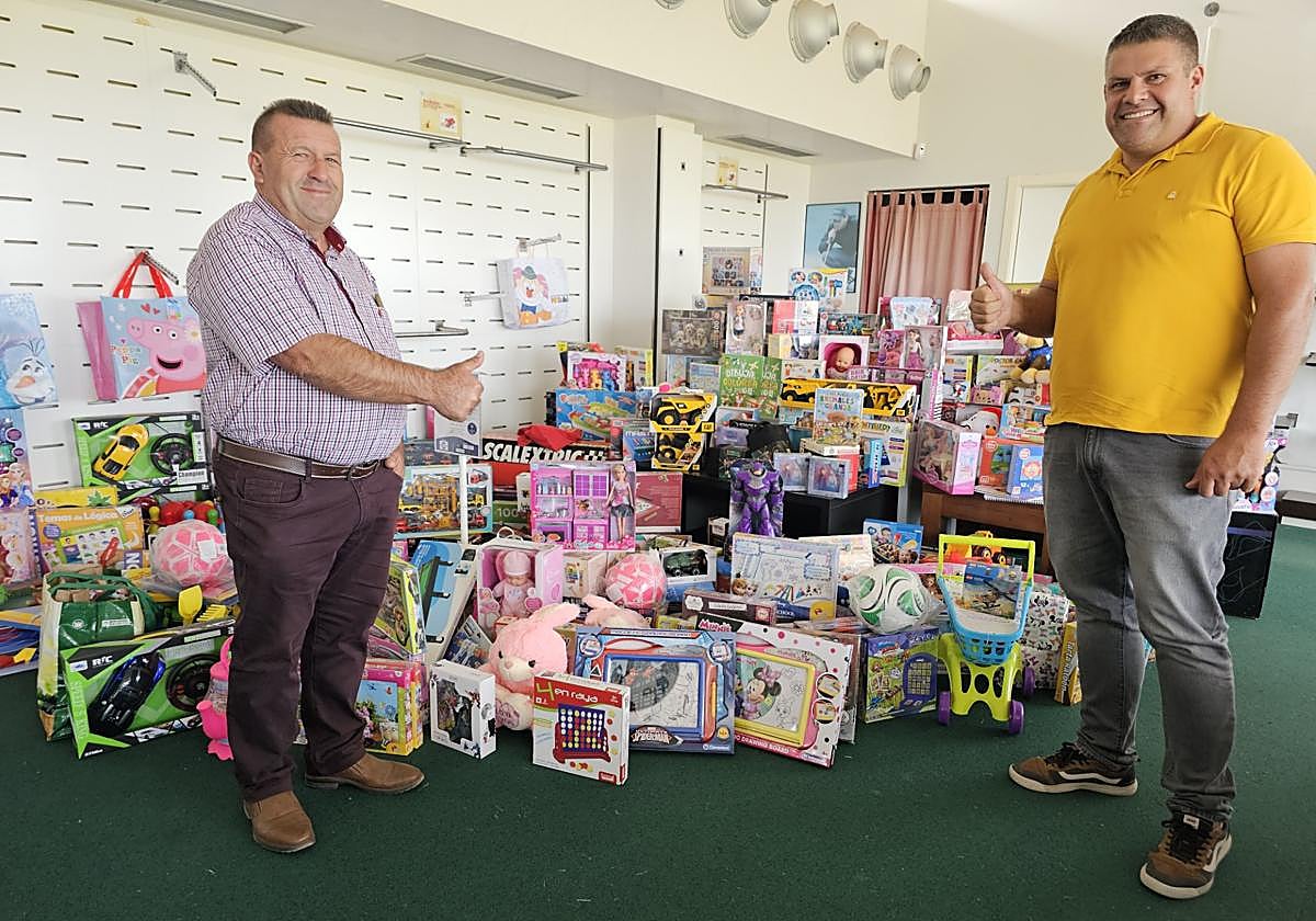 El alcalde Matías Peñas y el edil de Deportes, Samuel Torres, con los juguetes donados en el Torneo de Golf de El Castillo.