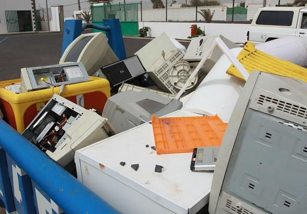Residuos eléctricos y electrónicos en un punto limpio.