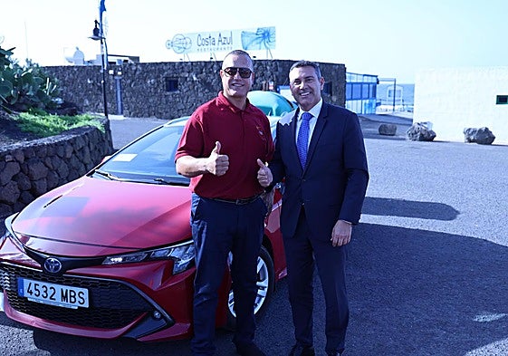 Taxista de Yaiza con el presidente insular.