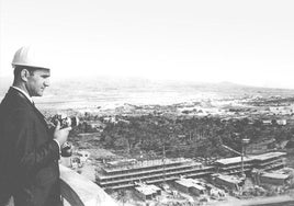 Juan Franco, en lo alto del Faro de Maspalomas, cuando se estaba construyendo el hotel Maspalomas Oasis.