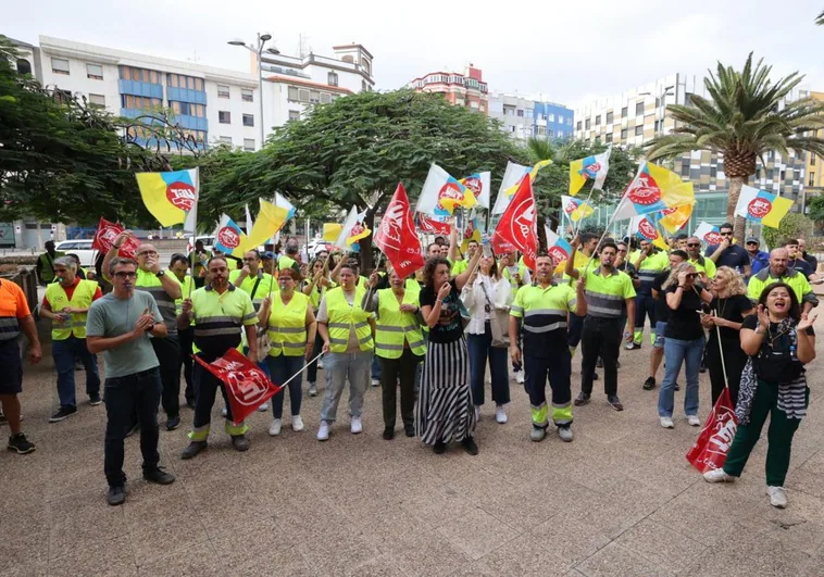 Trabajadores de la cementera y vecinos de El Pajar protestan ante el Gobierno de Canarias.