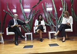 El director de CANARIAS7, Francisco Suárez Álamo, modera el encuentro con Julieta Schallenberg e Isabel Gorgoso.