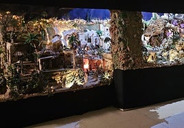 Imagen del belén ubicado en los bajos del escenario de la plaza del Pilar.