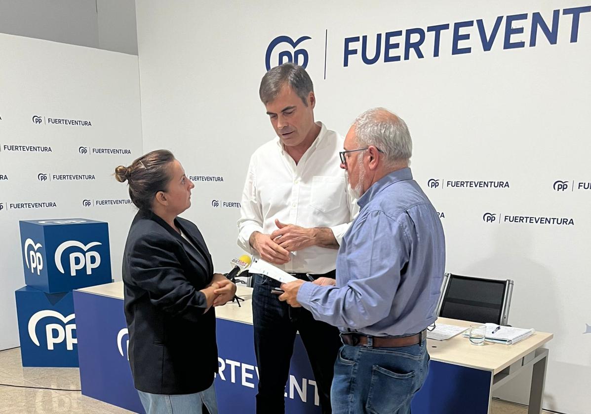 Los parlamentarios María Saavedra y Fernando Enseñat, con el responsable insular del PP, Enrique Martínez.