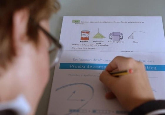 Foto de archivo de un niño enfrentándose a una prueba de comprensión matemática en sexto de Primaria.