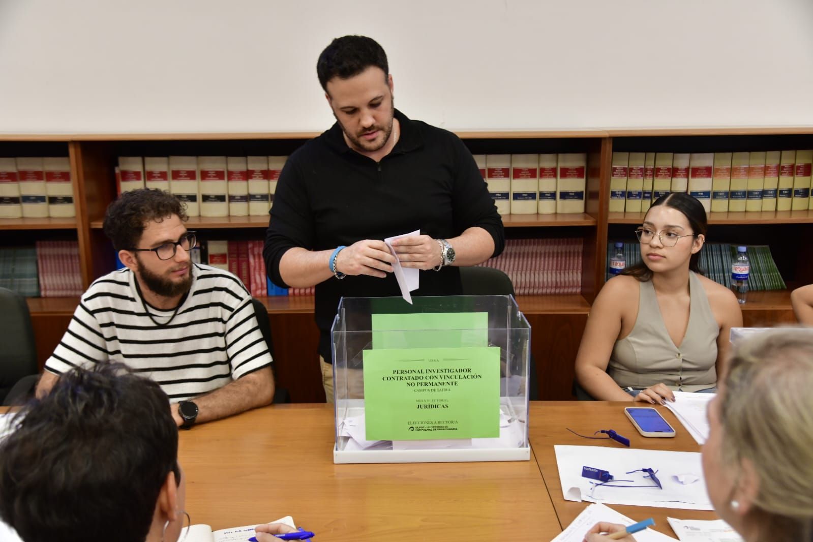 Los equipos técnicos esperan el recuento de votos