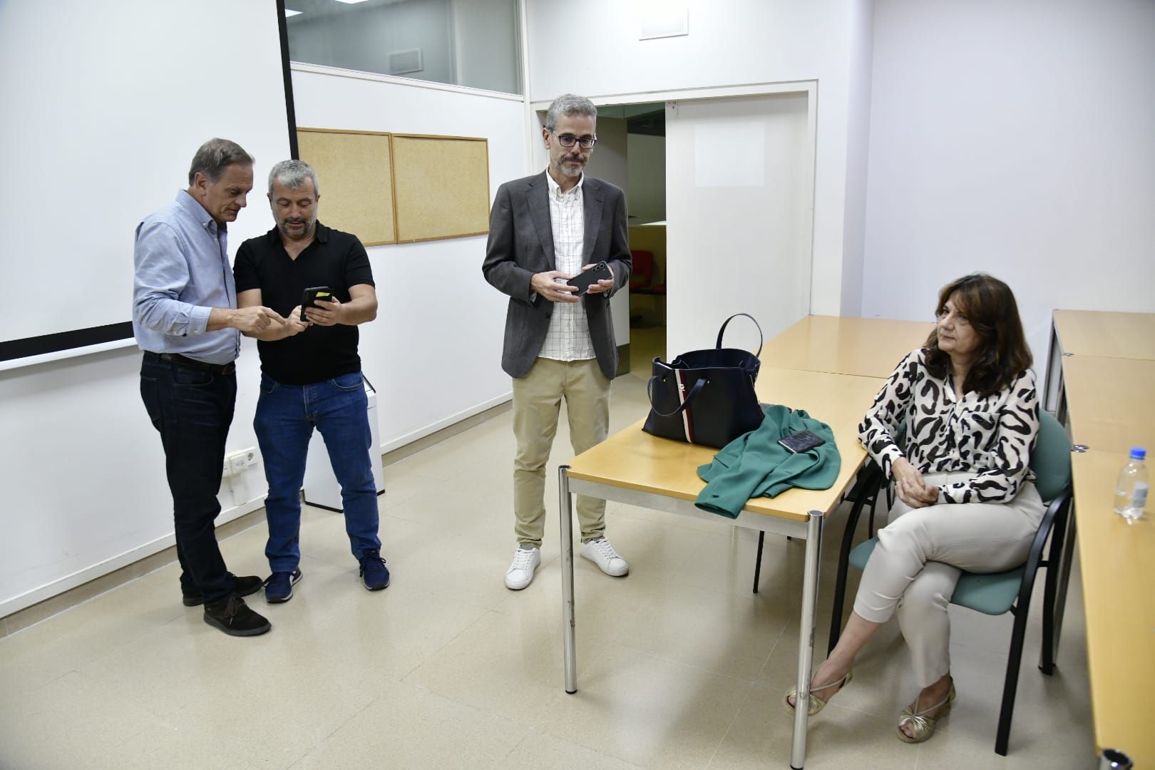 Los equipos técnicos esperan el recuento de votos