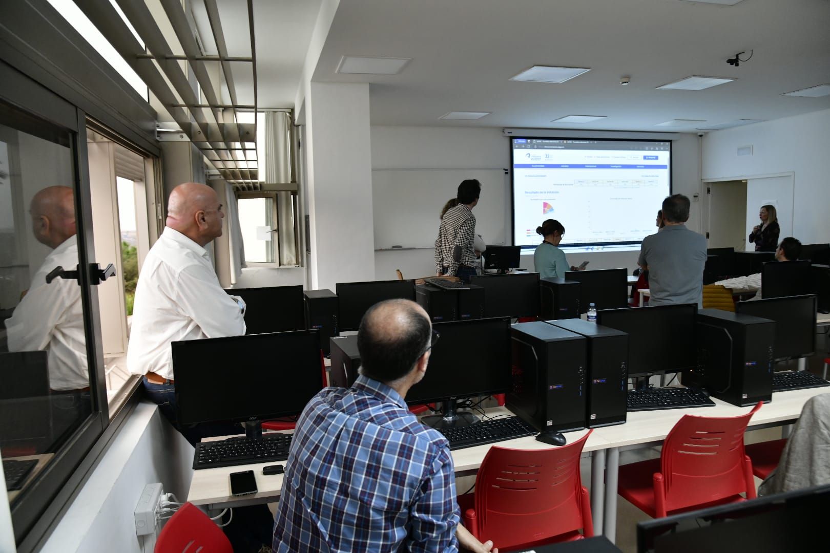 Los equipos técnicos esperan el recuento de votos