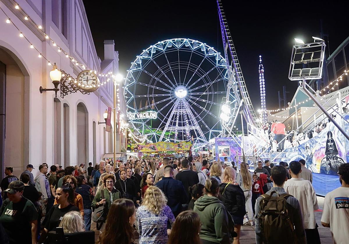 El primer día de la feria de Navidad en la capital grancanaria, en imágenes
