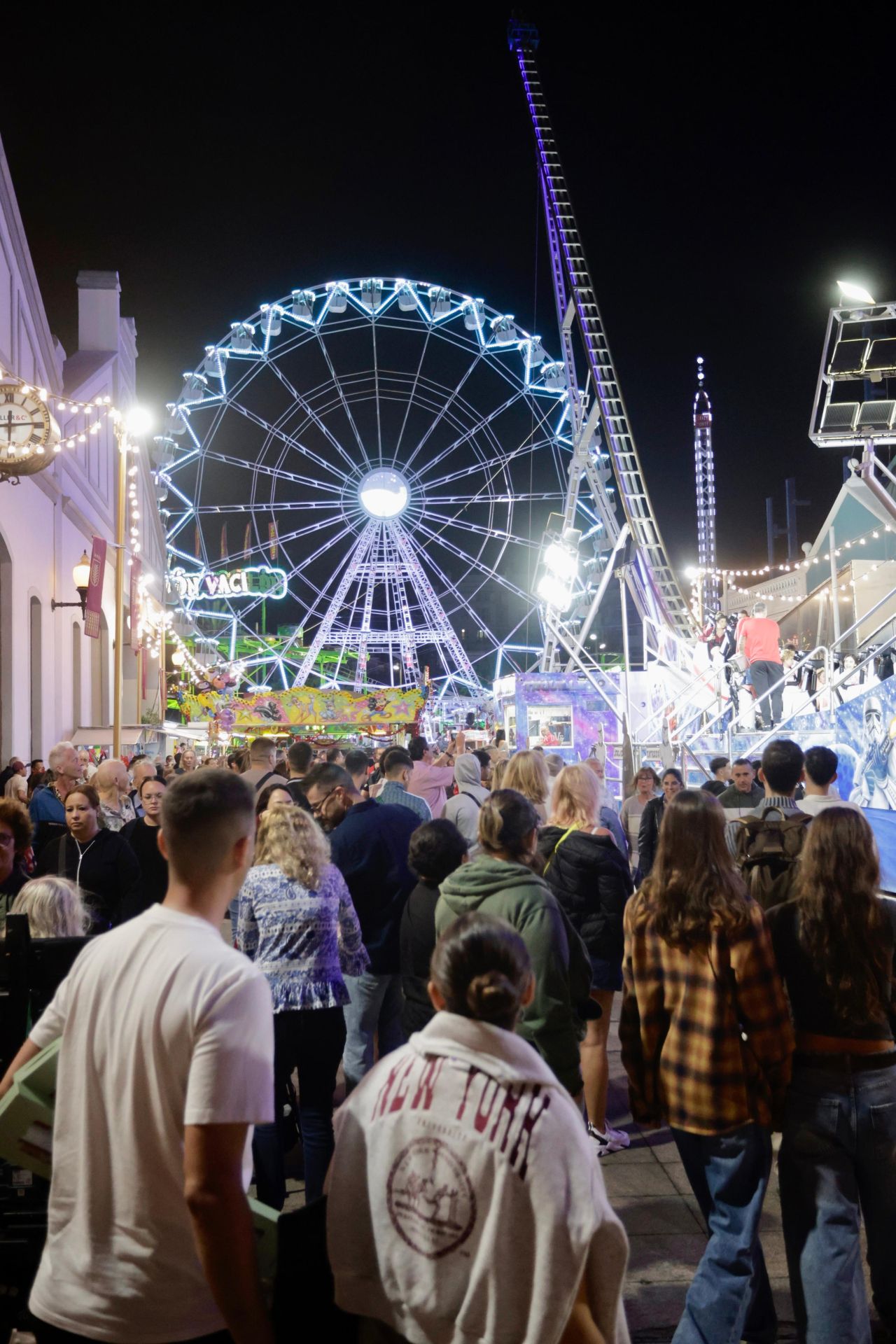 El primer día de la feria de Navidad en la capital grancanaria, en imágenes
