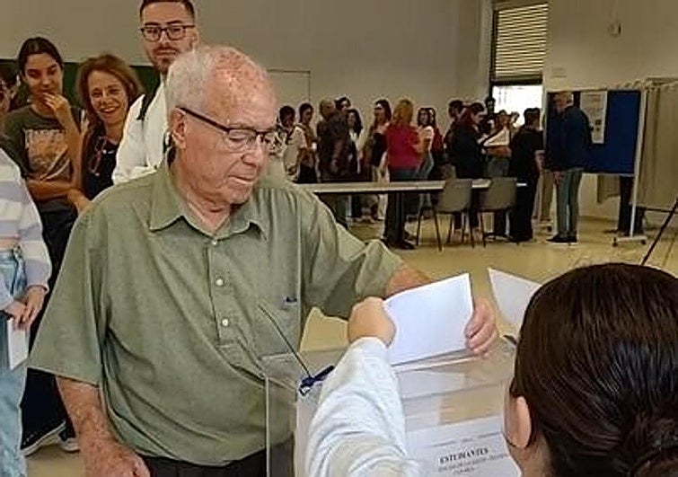 Antonio Quesada votando.