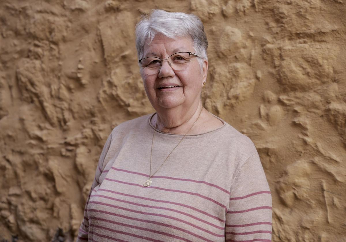 Arminda Hernández posa junto al muro de la ermita de San Juan Bautista.