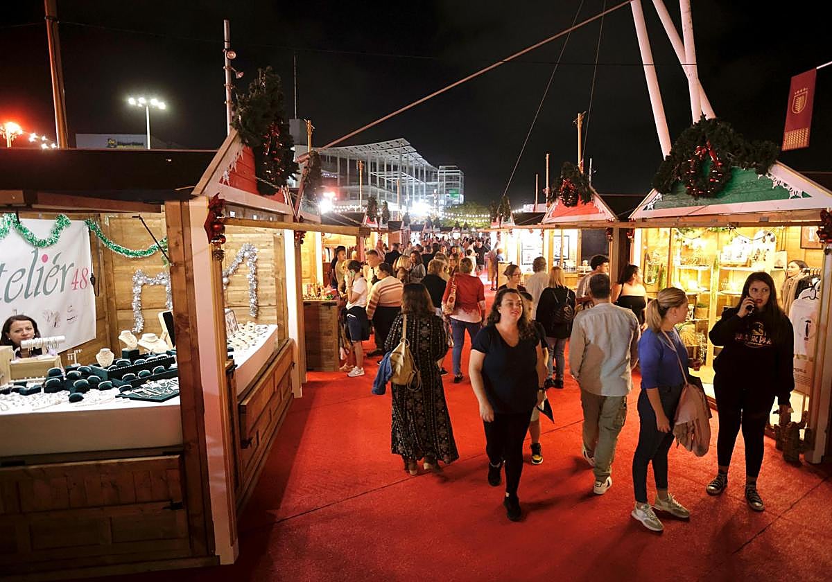 El mercado navideño ubicado en la trasera de Santa Catalina se inauguró este jueves 5 de diciembre.