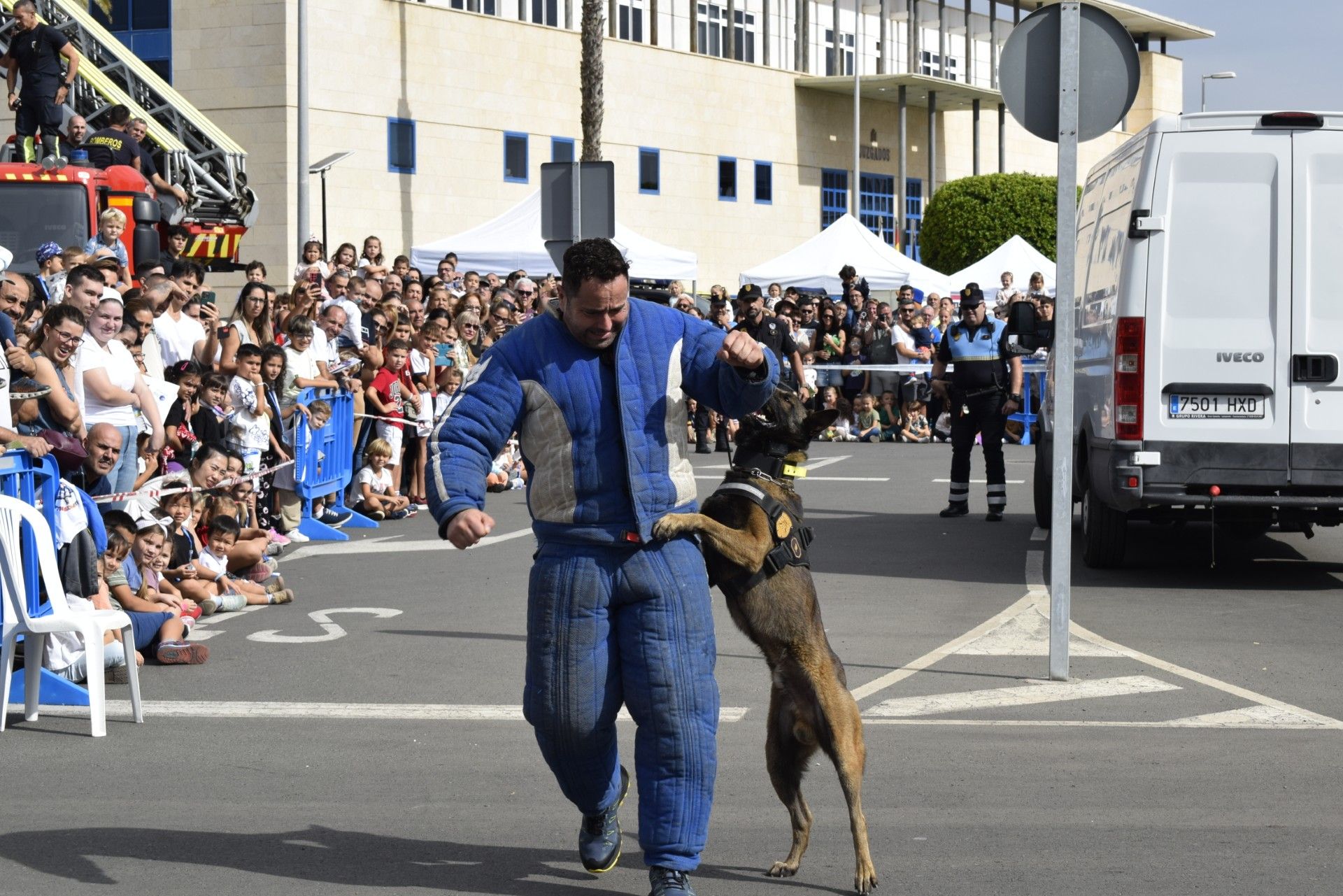 La tradicional jornada se realizó en la explanada de aparcamientos entre los Juzgados y la sede de la Comisaría.