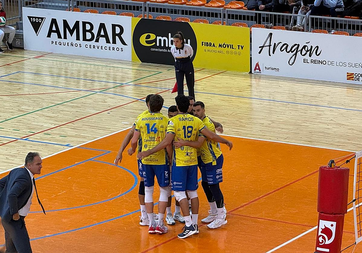 La plantilla del CV Guaguas celebra un punto ante el Pamesa Teruel.