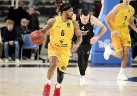 Andrew Albicy mueve la bola en una acción frente al Trento italiano.