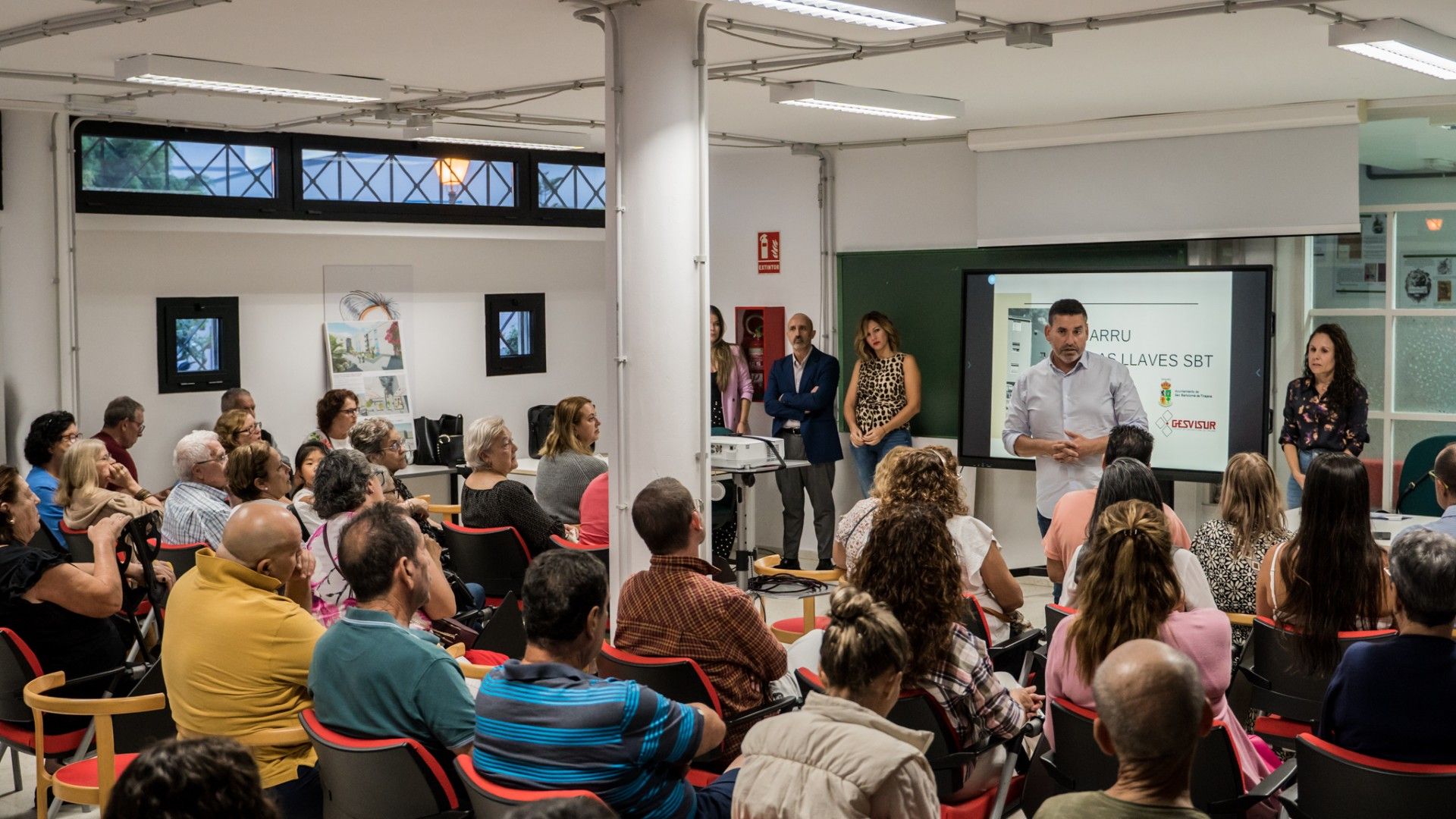 Imagen de la reunión mantenida con los vecinos de la urbanización Las Llaves.