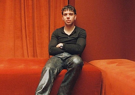 Quevedo posando en el lugar donde se grabó la entrevista para 'El club de la corchea'.