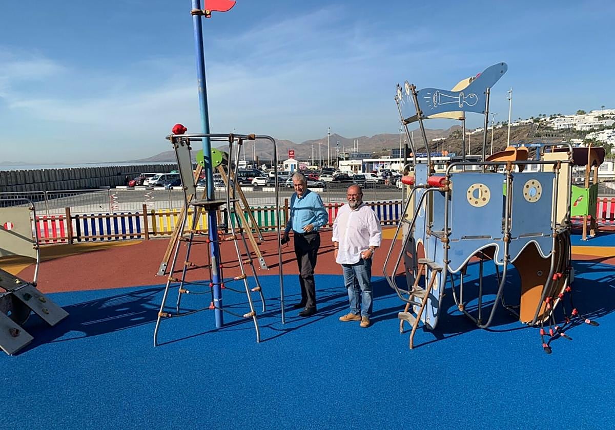 Parque infantil sureño con autoridades.